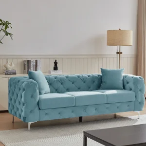 Driezits-Chesterfield-bank van pastelblauw velours en metalen poten EDWINA Driezits-Chesterfield-bank van pastelblauw velours en metalen poten EDWINA