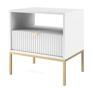 Elegante nachttafel Nova – Ontwerp met gouden handgreep, Geriffelde voorkant, Praktisch & Modern, 54x56x39 cm, Mat wit, Gouden metalen poten Elegante nachttafel Nova – Ontwerp met gouden handgreep, Geriffelde voorkant, Praktisch & Modern, 54x56x39 cm, Mat wit, Gouden metalen poten