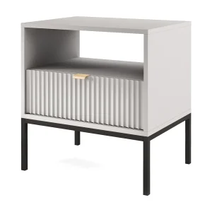 Elegante nachttafel Nova – Ontwerp met gouden handgreep, Geriffelde voorkant, Praktisch & Modern, 54x56x39 cm, Mat grijs, Zwarte metalen poten Elegante nachttafel Nova – Ontwerp met gouden handgreep, Geriffelde voorkant, Praktisch & Modern, 54x56x39 cm, Mat grijs, Zwarte metalen poten
