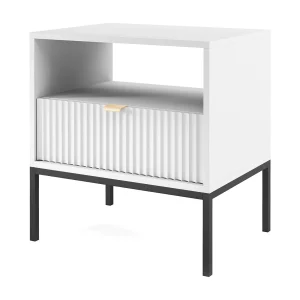 Elegante nachttafel Nova – Ontwerp met gouden handgreep, Geriffelde voorkant, Praktisch & Modern, 54x56x39 cm, Mat wit, Zwarte metalen poten Elegante nachttafel Nova – Ontwerp met gouden handgreep, Geriffelde voorkant, Praktisch & Modern, 54x56x39 cm, Mat wit, Zwarte metalen poten