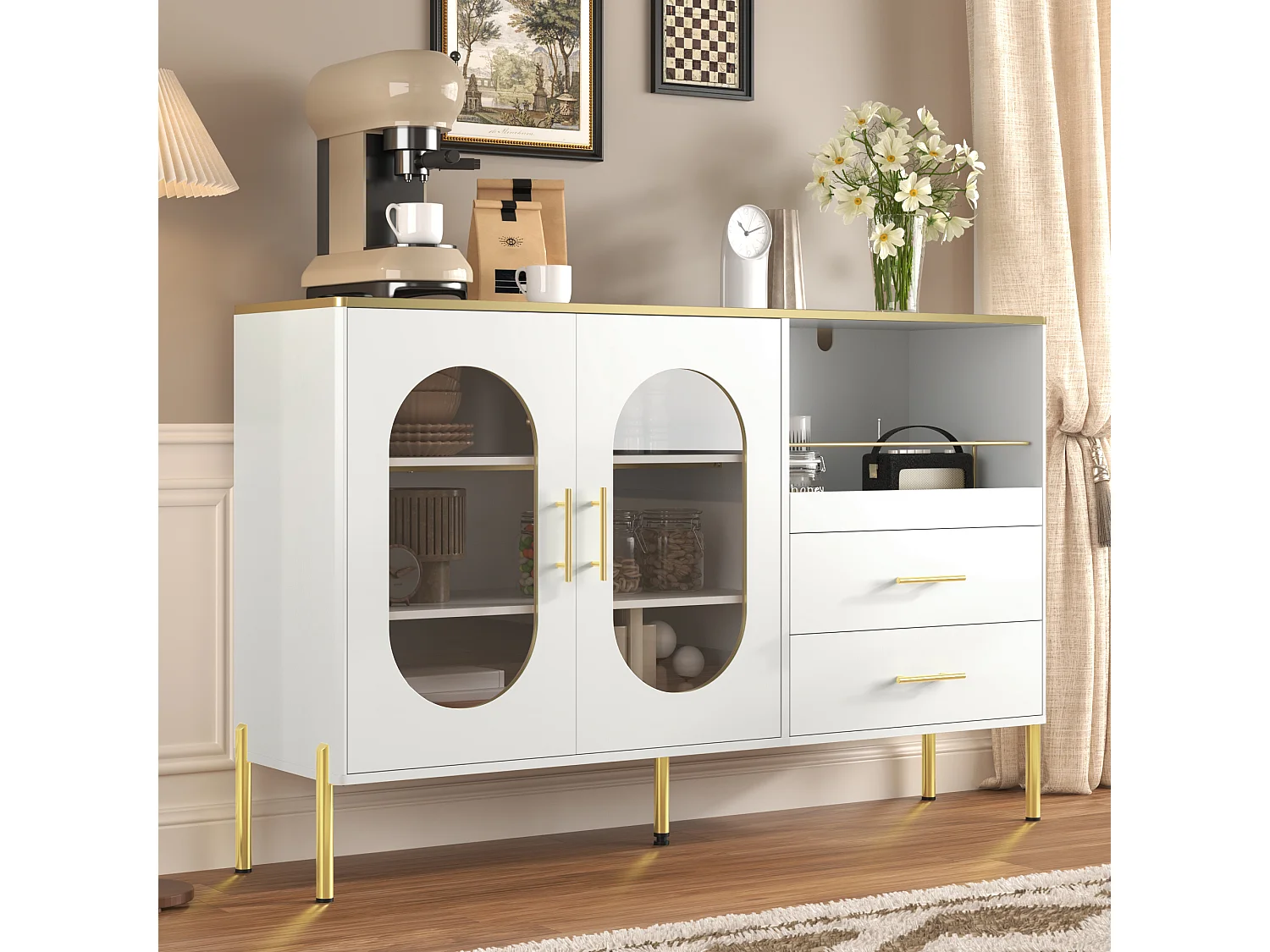 Dressoir 140x38x90cm met 2 glazen deuren, 2 laden en 1 nis, romp in witte lak met handgrepen en poten in goudkleurig metaal