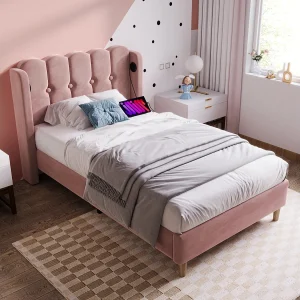 Eenpersoonsbed van roze velvet 90×200 cm met design hoofdbord en USB-aansluitingen, robuuste en comfortabele constructie Eenpersoonsbed van roze velvet 90×200 cm met design hoofdbord en USB-aansluitingen, robuuste en comfortabele constructie