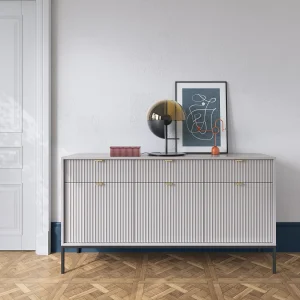 Elegante commode DomoHome NOVA – 154x83x39cm, Geriffelde voorkant, Gouden handgrepen, Veelzijdig ontwerp, 3 lades en 3 deuren, Grijs, Zwarte lijst Elegante commode DomoHome NOVA – 154x83x39cm, Geriffelde voorkant, Gouden handgrepen, Veelzijdig ontwerp, 3 lades en 3 deuren, Grijs, Zwarte lijst