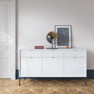 Elegante commode DomoHome NOVA – 154x83x39cm, Geriffelde voorkant, Gouden handgrepen, Veelzijdig ontwerp, 3 lades en 3 deuren, Wit, Zwarte lijst Elegante commode DomoHome NOVA – 154x83x39cm, Geriffelde voorkant, Gouden handgrepen, Veelzijdig ontwerp, 3 lades en 3 deuren, Wit, Zwarte lijst