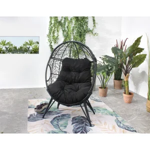Eivormige hangstoel op standaard van zwart rotan-effect hars JANE met comfortabel kussen voor binnen en buiten Eivormige hangstoel op standaard van zwart rotan-effect hars JANE met comfortabel kussen voor binnen en buiten