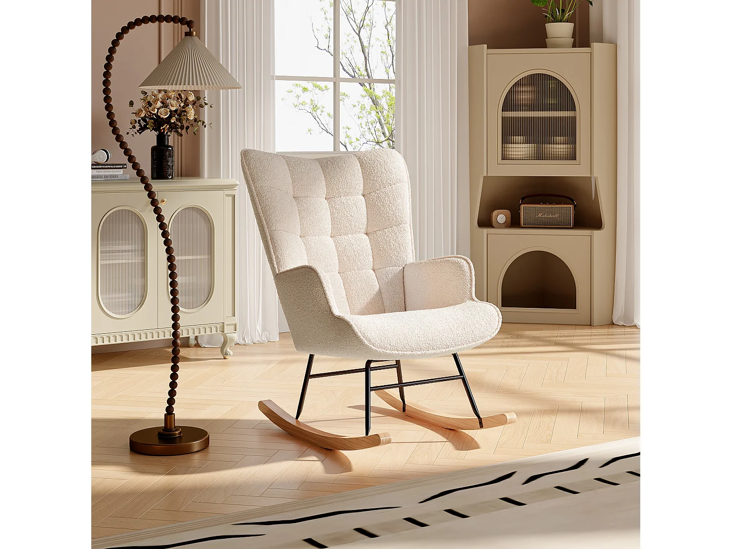 Ergonomische schommelstoel in beige Teddy fluweel met armleuningen, hoge rugleuning en hout-metaal frame, moderne relaxfauteuil