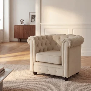 Vaste fauteuil van beige velours CHESTERFIELD. Vaste fauteuil van beige velours CHESTERFIELD.