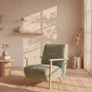 Fauteuil van groene stof en hout. Een eigentijdse stijl. JULOMO Fauteuil van groene stof en hout. Een eigentijdse stijl. JULOMO