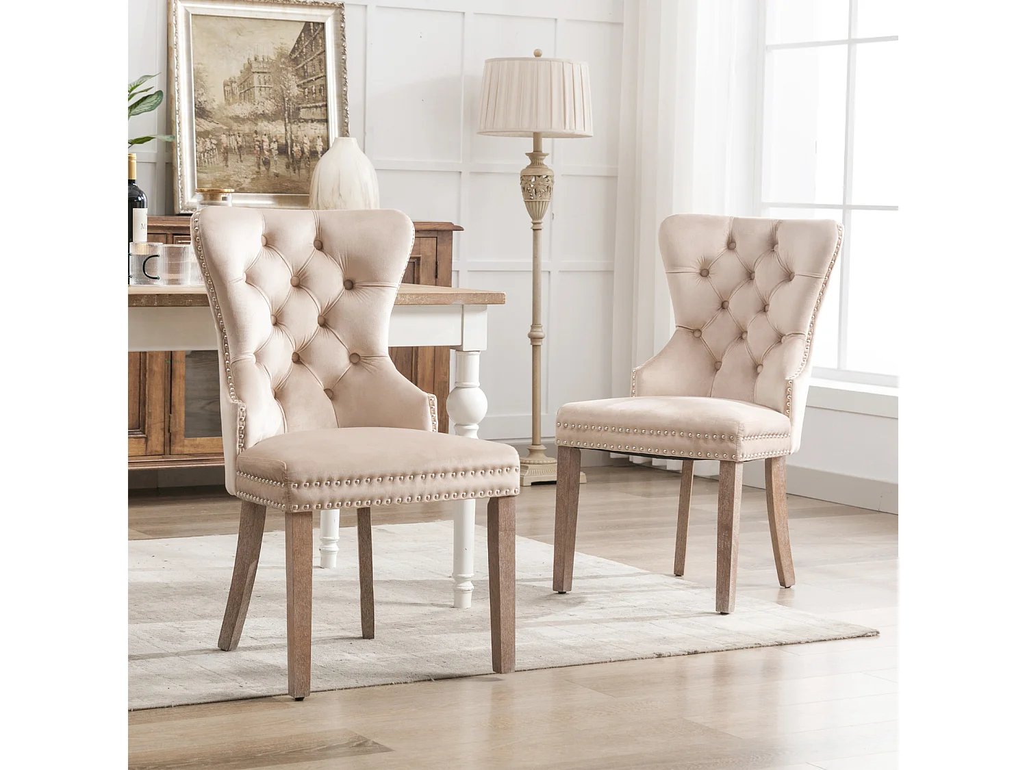 Eetkamerstoelset van 2, gestoffeerde stoel met spijkerkopafwerking, poten van massief hout, fluwelen bekleding, beige, met deurklopperontwerp