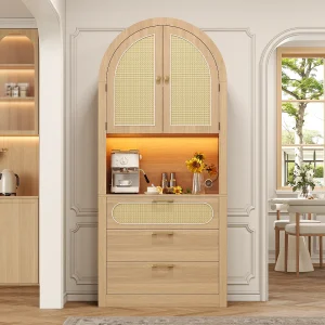 Gebogen hoog dressoir met 3 lades, 2 deuren en ledverlichting – Licht naturel 80 x 35 x 180 cm Gebogen hoog dressoir met 3 lades, 2 deuren en ledverlichting – Licht naturel 80 x 35 x 180 cm