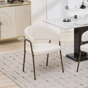 Eetkamerstoel van chenille met antieke messing armleuningen en poten – Beige Eetkamerstoel van chenille met antieke messing armleuningen en poten – Beige