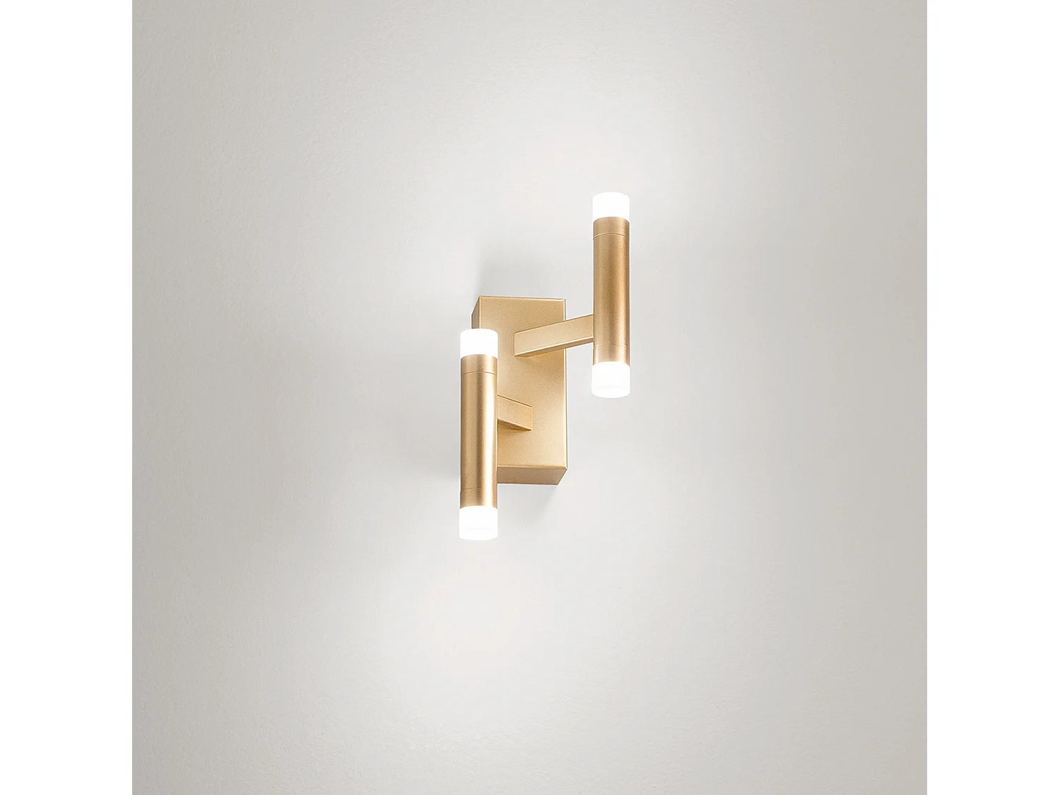 Geborsteld gouden metalen LED-wandlamp, modern design met satijnen diffuser, 12W 3000K, dimbaar voor binnenverlichting - Perenz