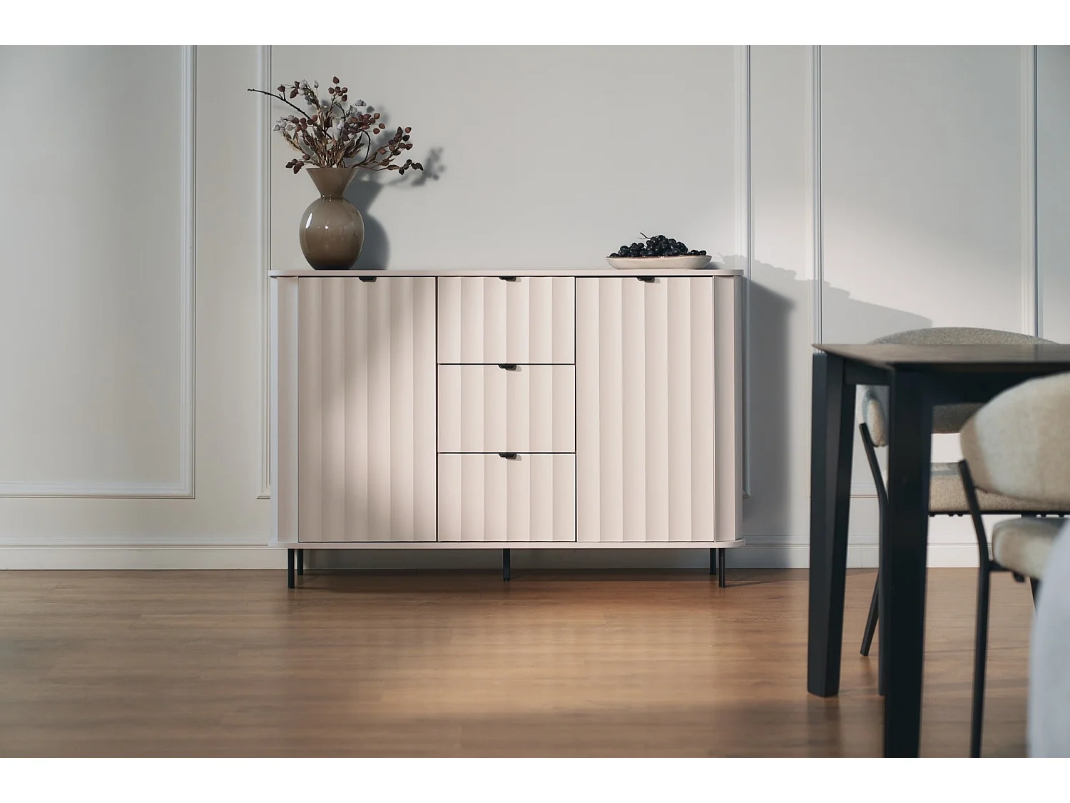 Dressoir met 2 deuren en drie lades – cashmeregrijs – 137 cm – NOVADO