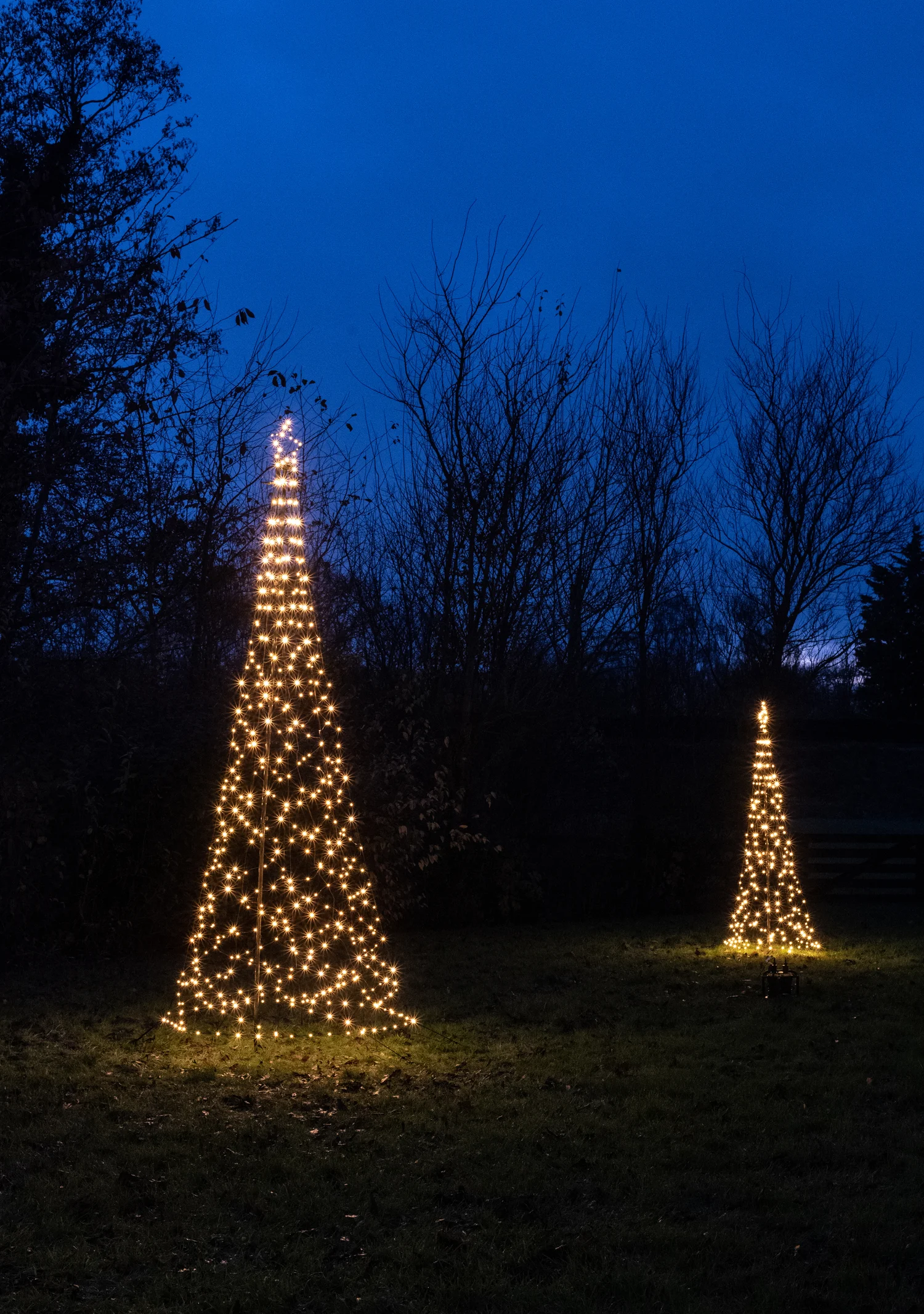 Anna's Collection vlaggenmast kerstboom met paal met 236 lampjes extra warm H 2 m