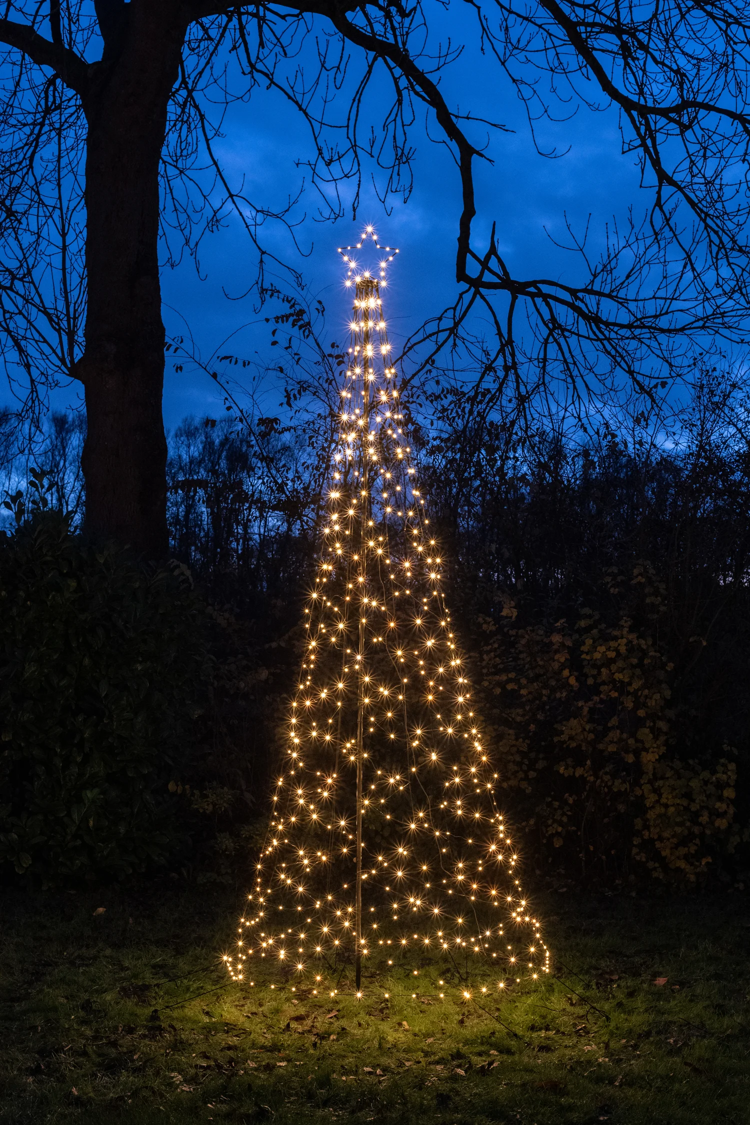 Anna's Collection vlaggenmast kerstboom met paal met 480 lampjes extra warm H 3,2 m
