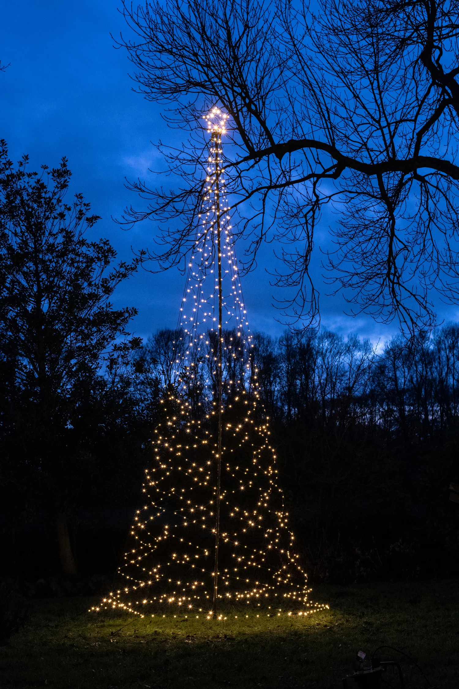 Anna's Collection vlaggenmast kerstboom met paal met 836 lampjes extra warm H 5 m