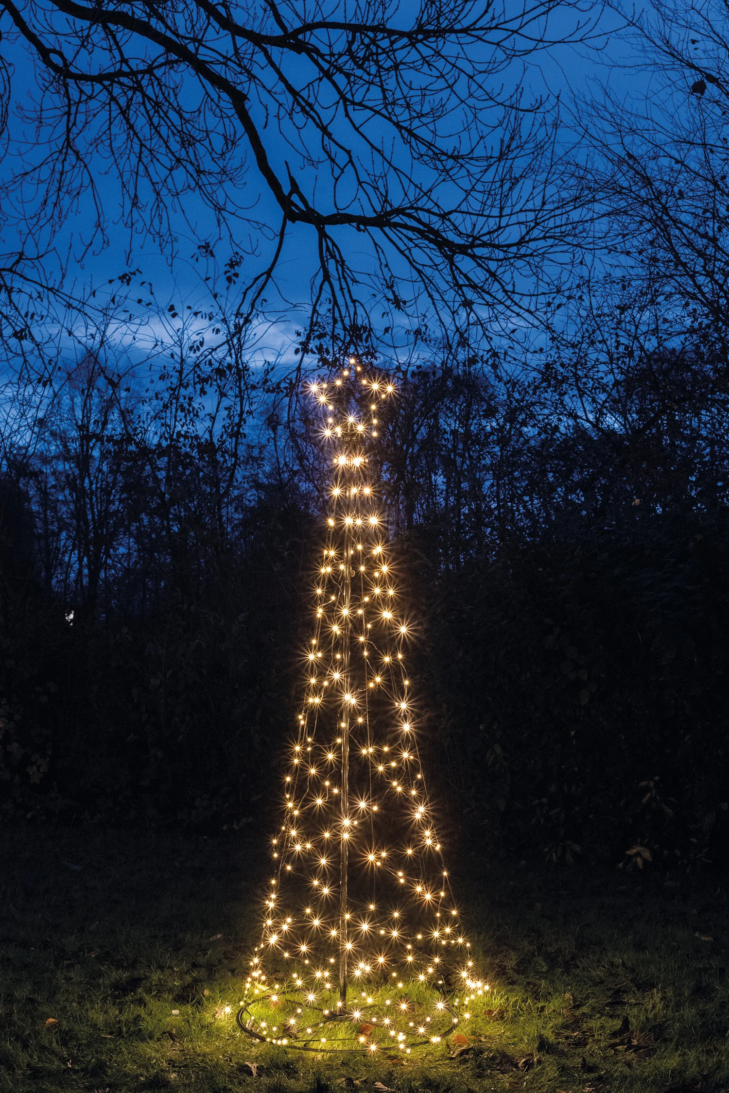 Anna's Collection vlaggenmast kerstboom op frame met 236 lampjes extra warm H 2 m