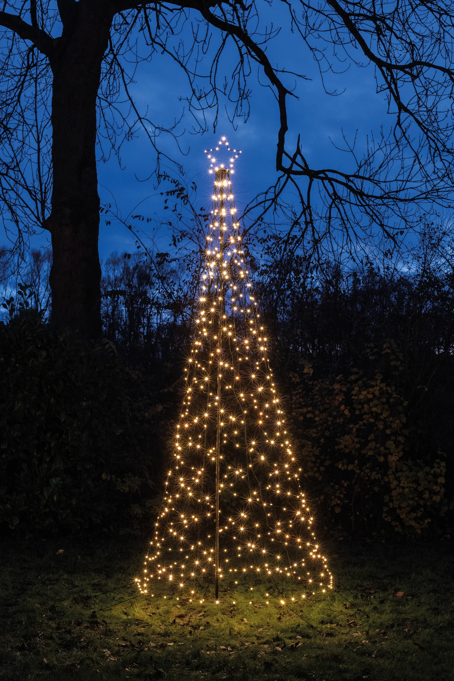 Anna's Collection vlaggenmast kerstboom met paal met 480 lampjes extra warm knipperfunctie H 3,2 m