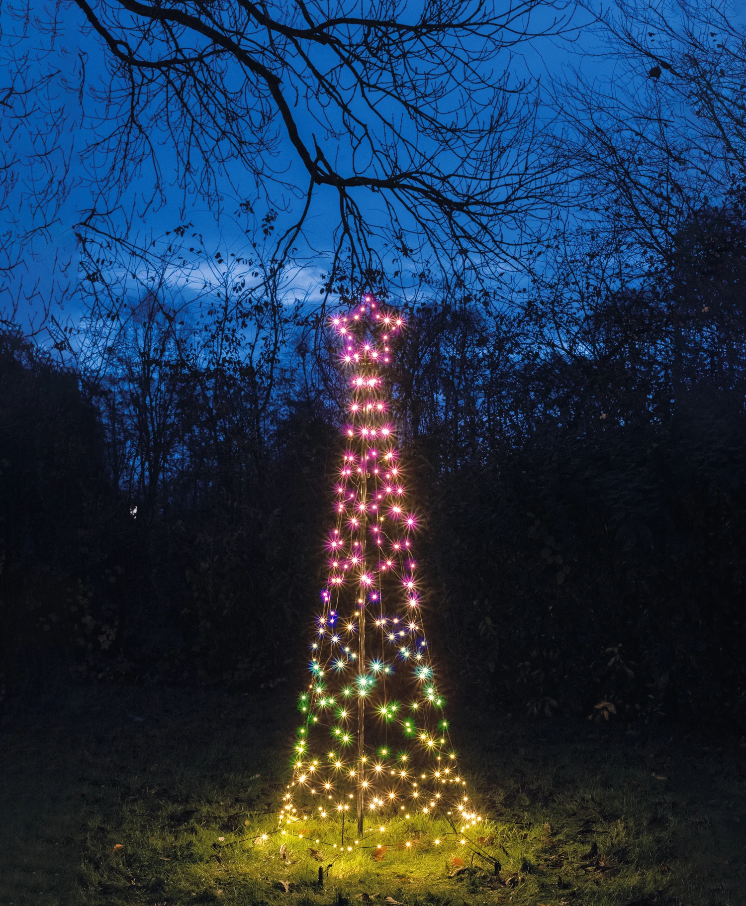 Anna's Collection vlaggenmast kerstboom met paal met 236 lampjes gekleurd H 2 m