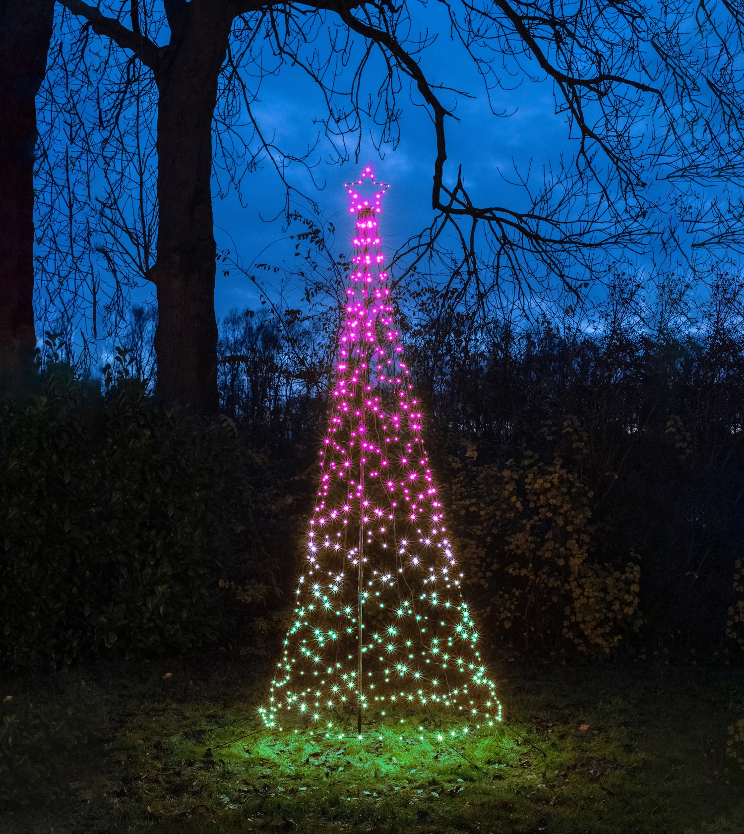 Anna's Collection vlaggenmast kerstboom met paal met 480 lampjes gekleurd H 3,2 m