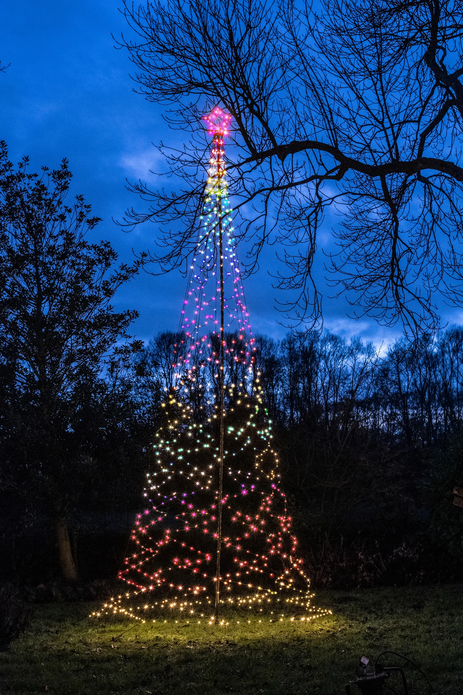 Anna's Collection vlaggenmast kerstboom met paal met 836 lampjes gekleurd H 5 m